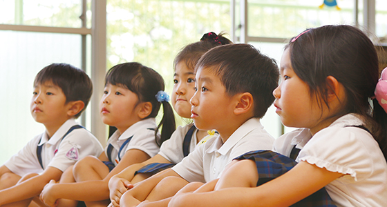 先生のお話を聞く園児の様子