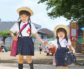 年長児と年少児 園庭めぐり